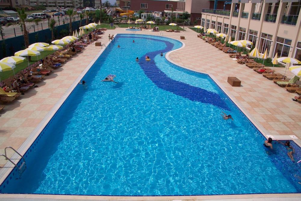 קונאקלי Titan Select Hotel מראה חיצוני תמונה